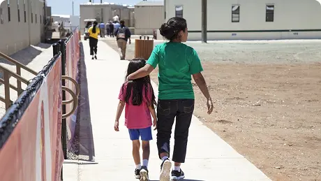 Familia migrante caminando