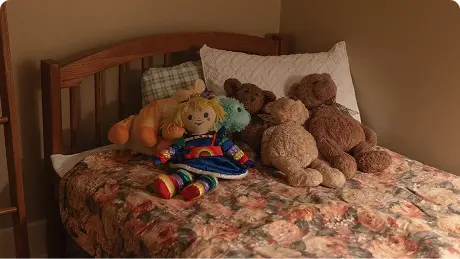 Cama con muñecos de niños