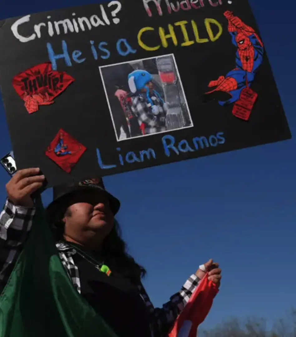 Persona sostiene un cartel que dice He is a child