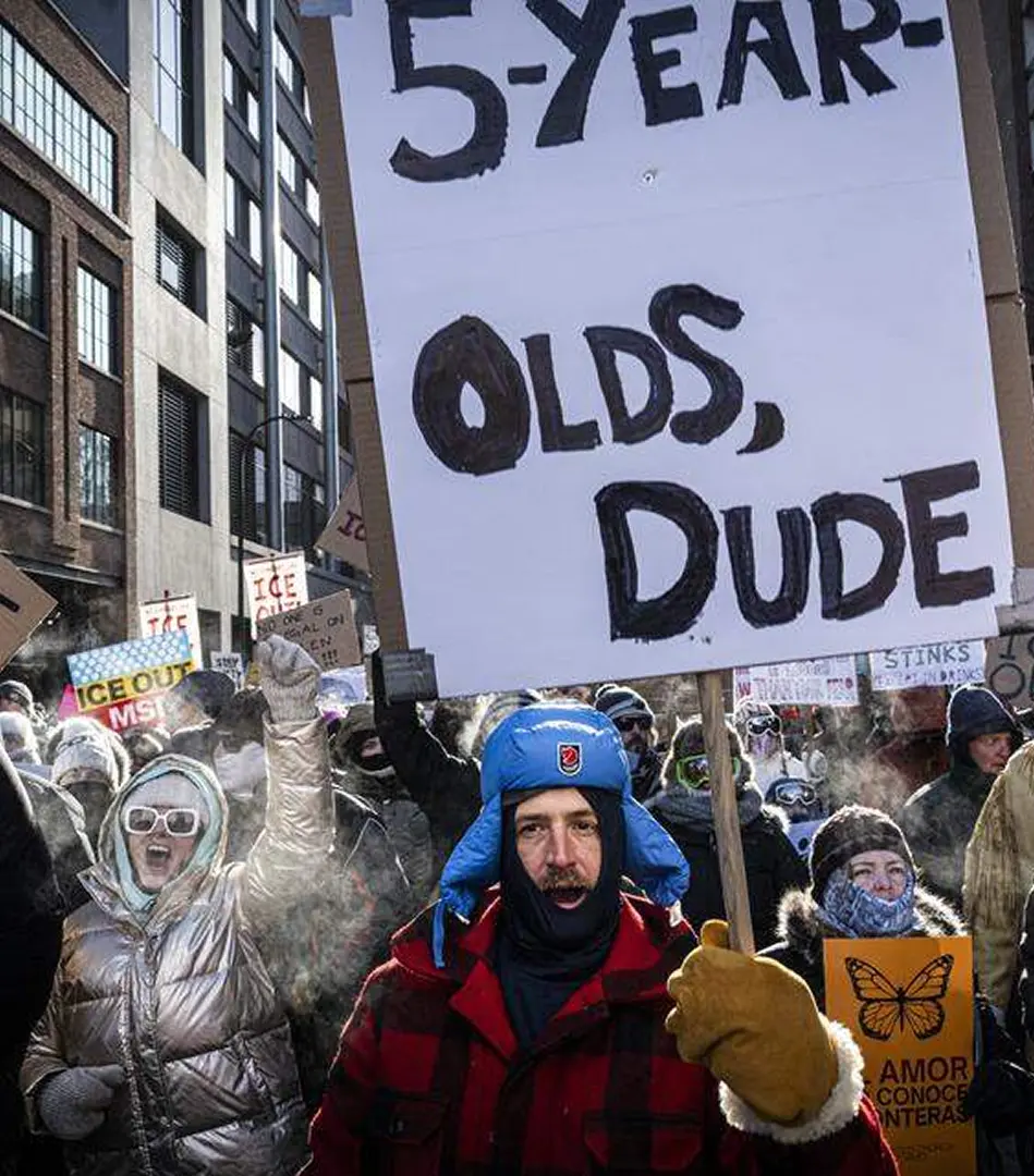 Protesta contra ICE con un cartel sobre un niño de cinco años