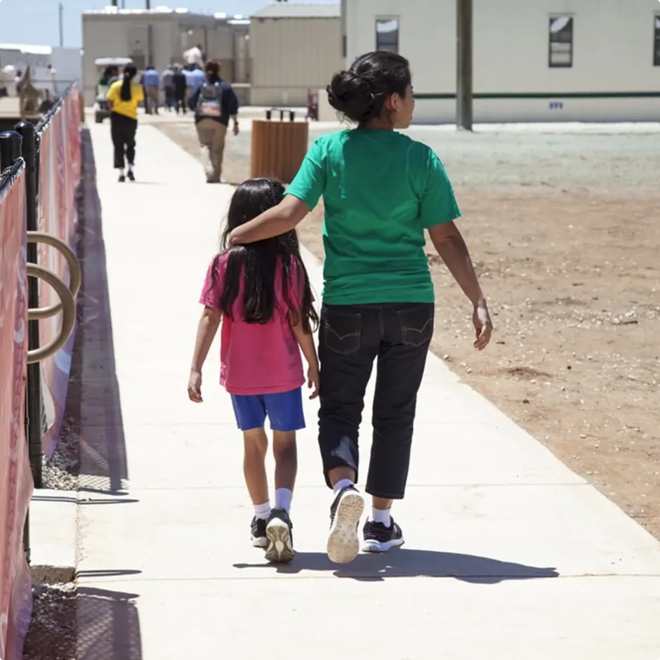 Una madre camina con su pequeño hijo